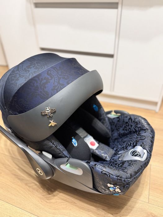 Автокрісло Cybex Cloud T i-Size разом з адаптарами для шасі