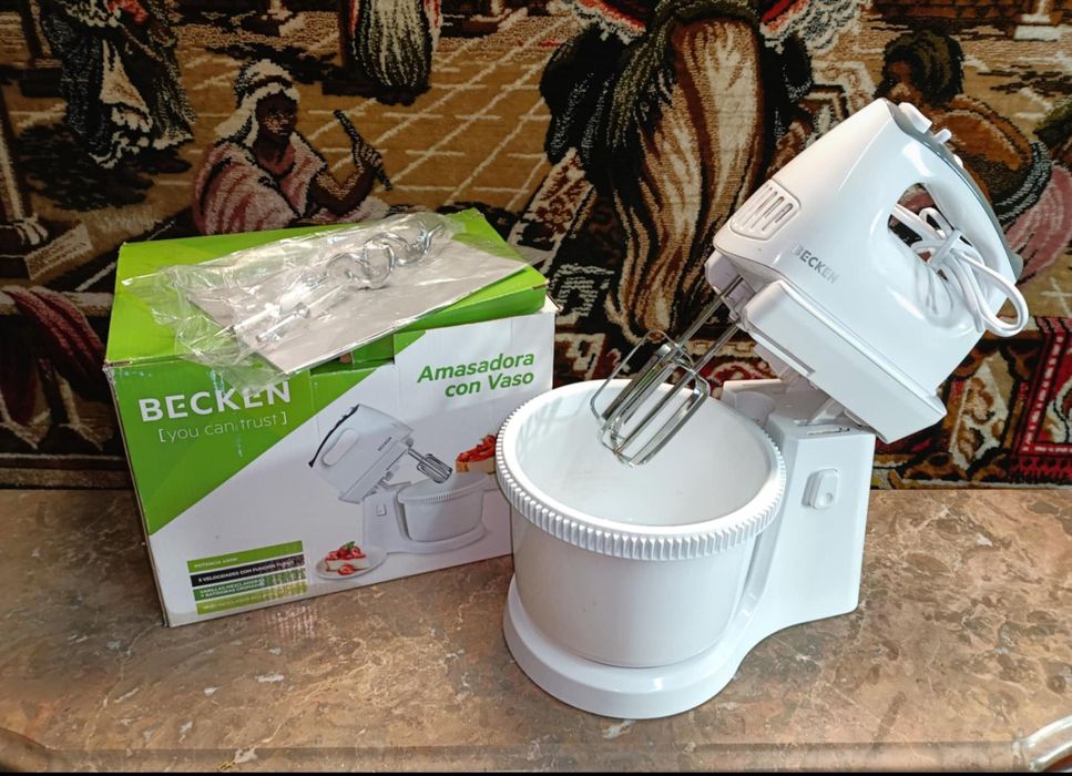 Batedeira eléctrica  com taça Nova em caixa, marca BECKEN