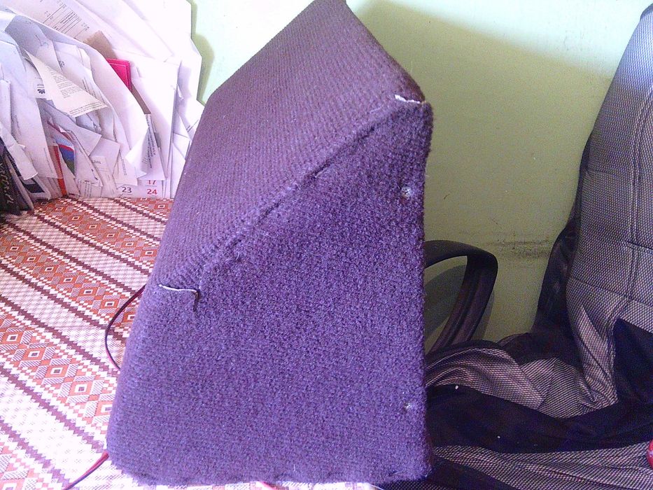 Samochodowy subwoofer, 2 głośniki basowe o średnicy około 18 cm, rezystancja 4 ohm