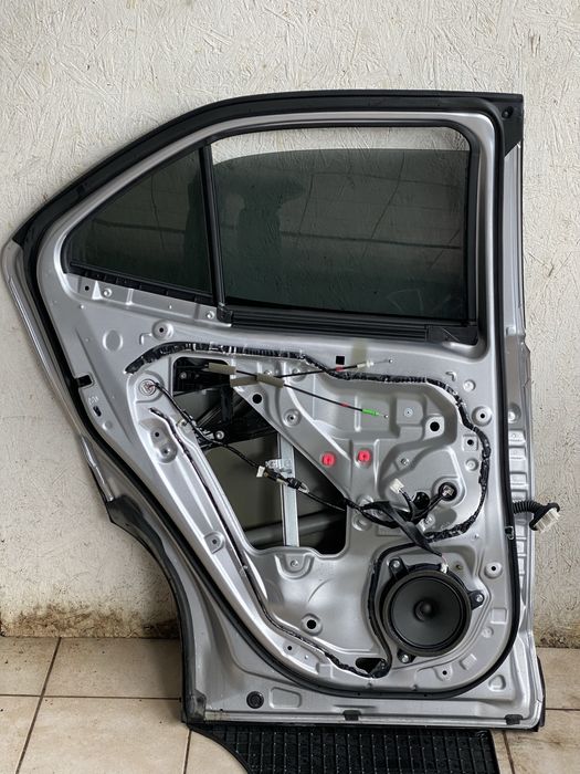 Toyota yaris cross drzwi 1L0