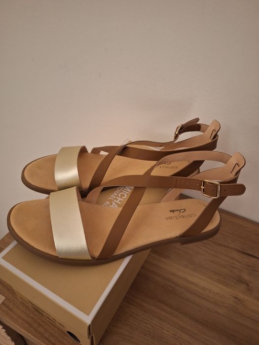 Sandały Clarks w kolorze złotym.