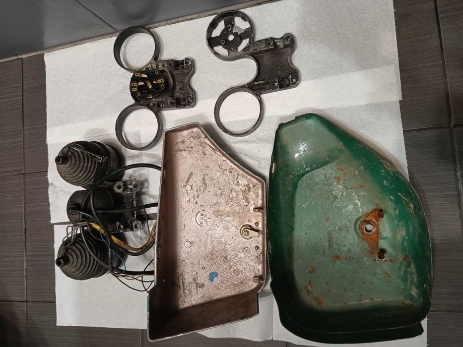 MZ Etz 250 251 licznik obrotomierz półka pokrywa akumulatora zapłon