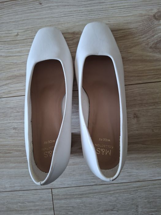 Białe buty na obcasie 39