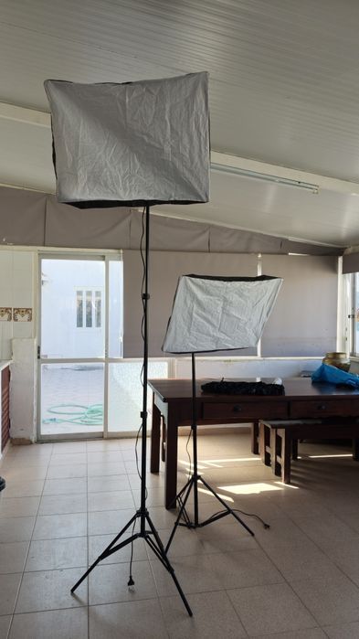 Kit de 2 Softboxes com Tripés – Altura até 2,45 m (Sem Lâmpadas)