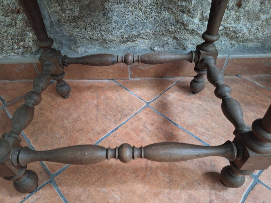 Mesa de cabeceira para restauro