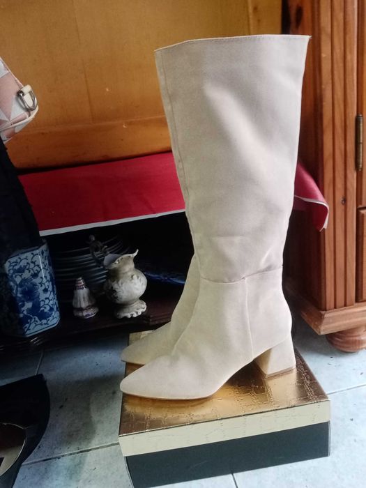 Botas altas em pele nobuko,  cor nude