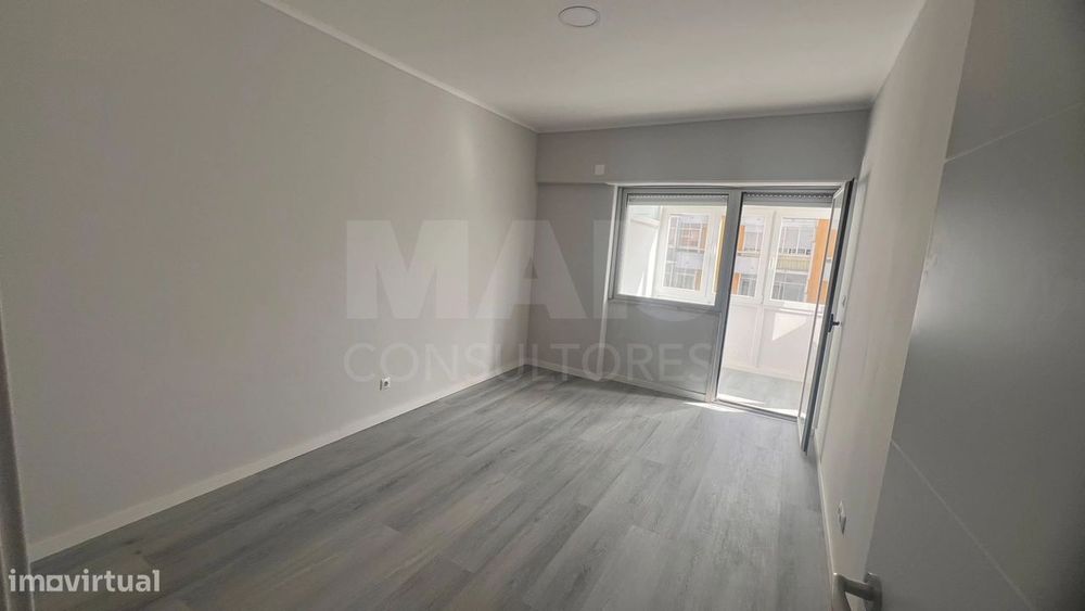 T2 Remodelado com Varanda em Oeiras