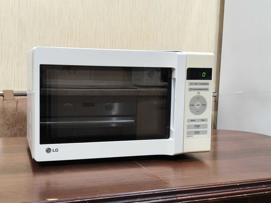 Рабочая микроволновая печь «LG» с тарелкой.
