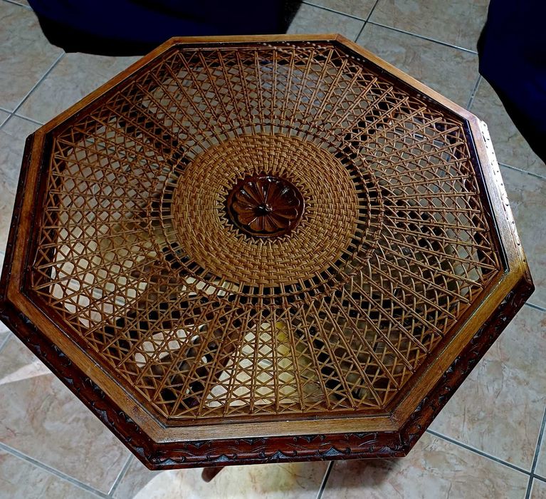 mesinha delicada de centro em palha e madeira