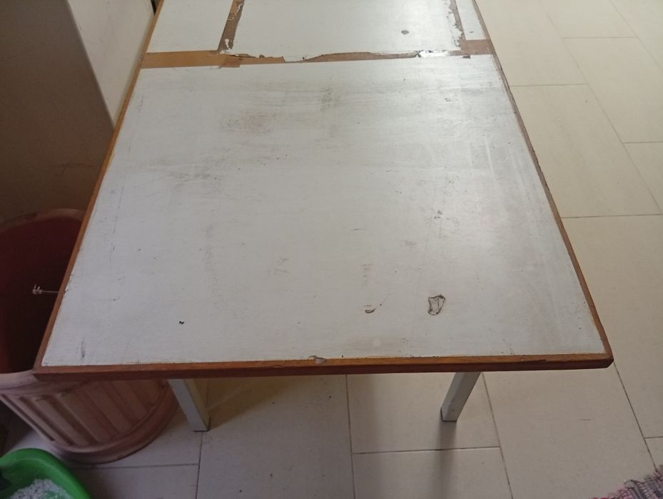 Mesa de madeira com estrutura em ferro.