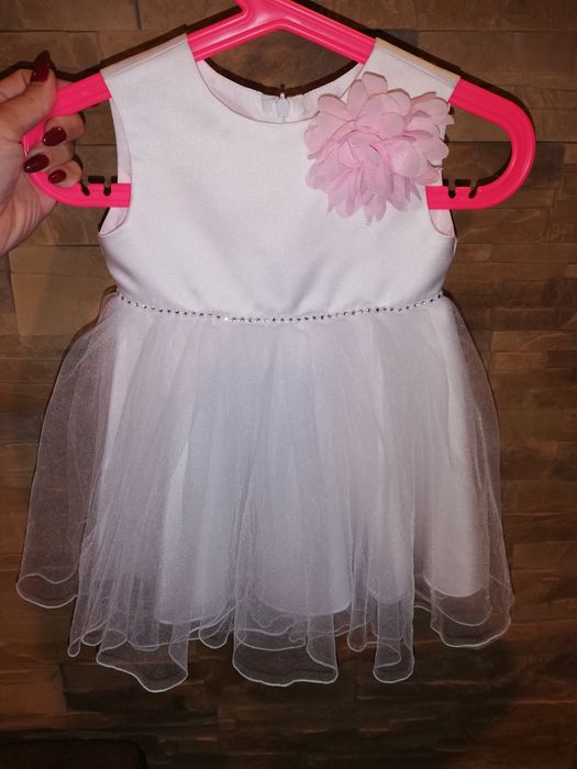 Biała sukienka na chrzest lub roczek.