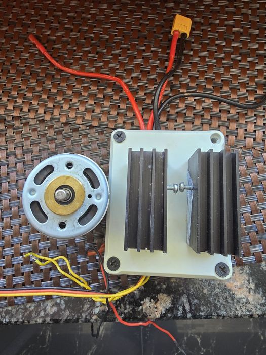 Двигун і регулятор від карпового кораблика Хакер Харківський.