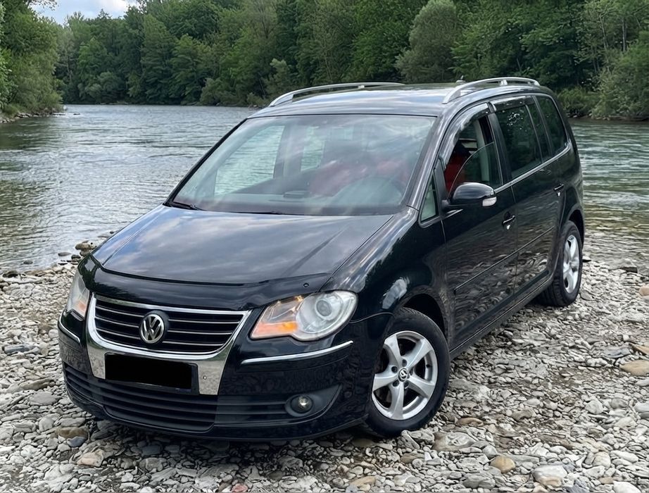 Свіжопригнаний VW TOURAN не розмитнений в Києві