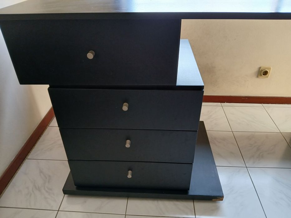 Secretária com Gavetas