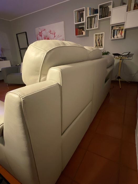 Sofá de pele 3 lugares com 2 Chaise Long + 2 Encostos Reclináveis Elétricos e Saídas de USB – Como Novo devido a Mudança
