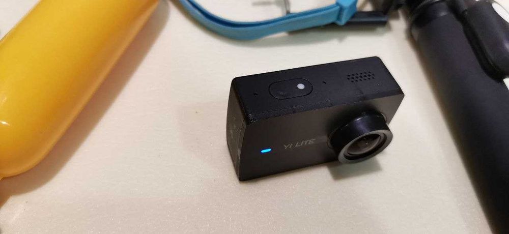 Экшн камера Xiaomi Yi Lite + аквабокс + Bluetooth-монопод + 2 поплавка