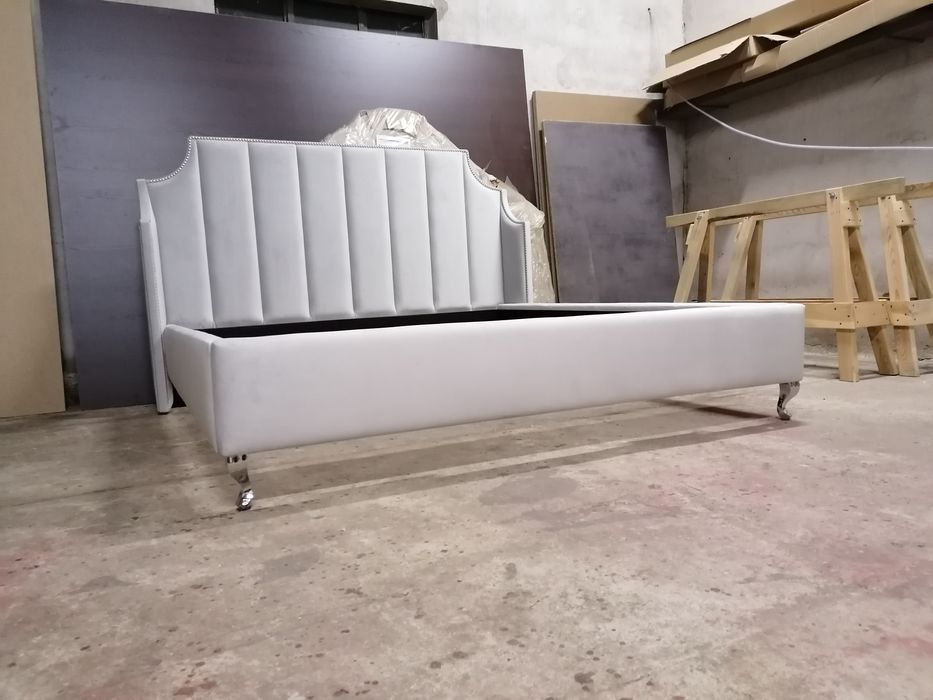 Łóżko tapicerowane glamour sypialnia panele pinezki Velvet chrom