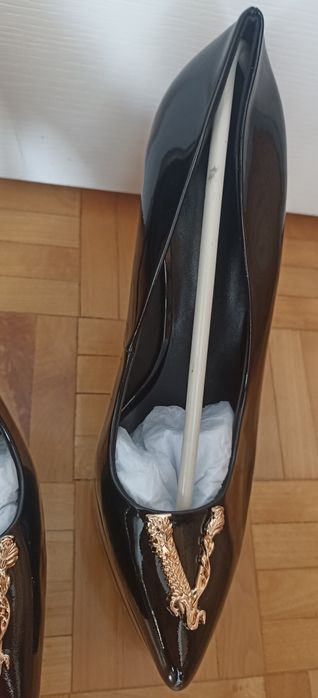 bardzo wysokie czarne szpilki na platformie ze skóry lakierowanej 41