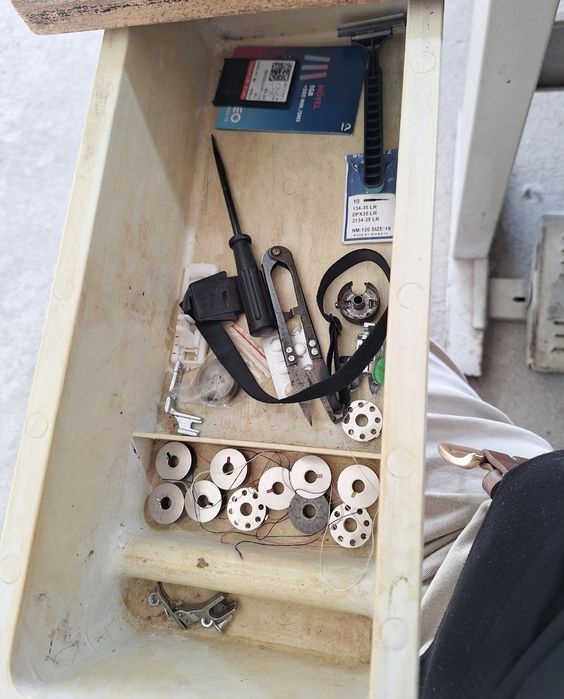 Vendo uma máquina Reta ótima pra conserto de roupas  vai com extras