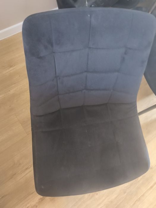 Krzesła welurowe czarne