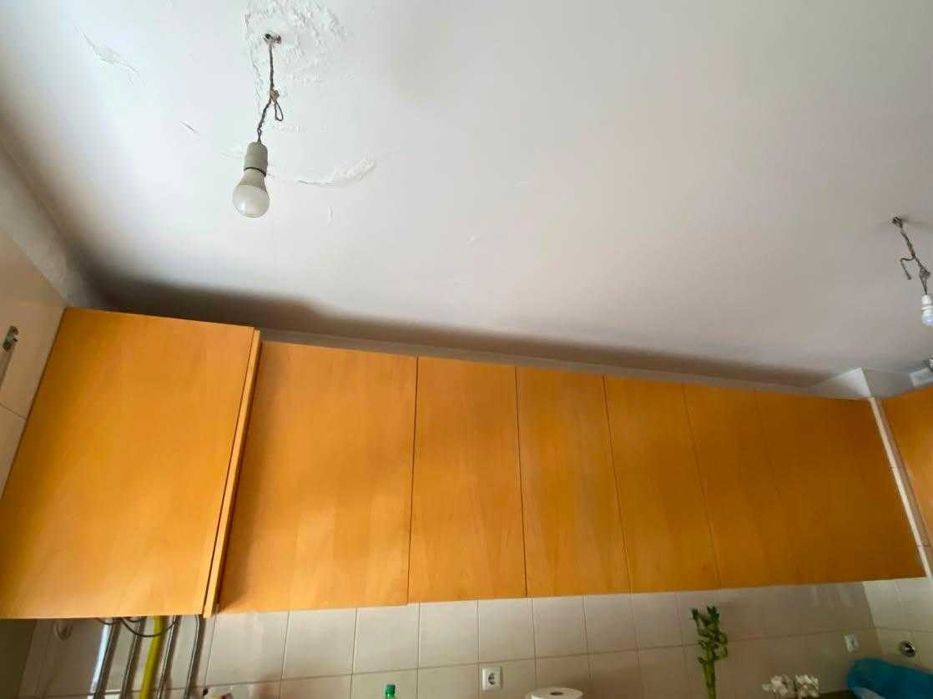 Cozinha usada e chão laminado e moveis de casa de banho