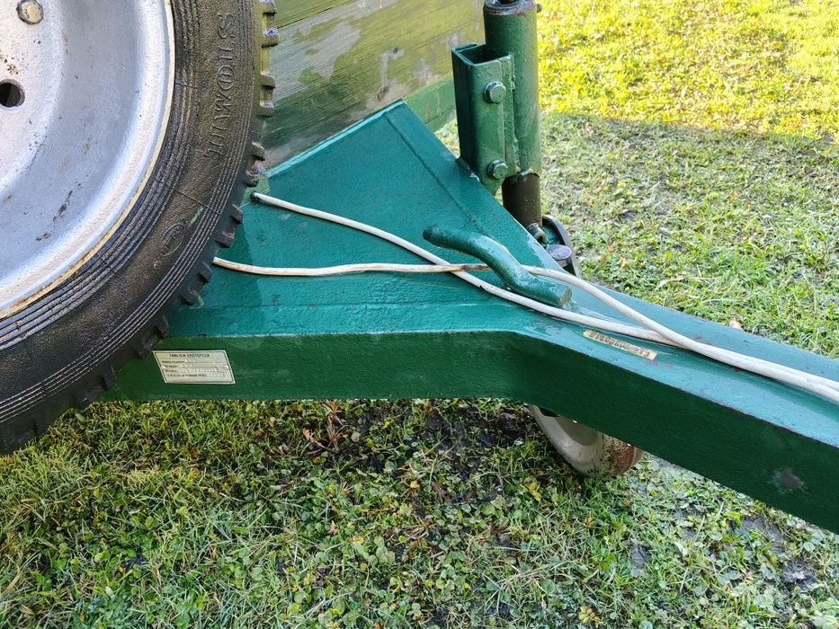 Przyczepa,  przyczepka do transportu zwierząt z rampą.