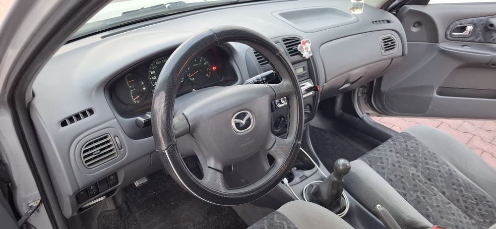 Mazda 323- ano 2000