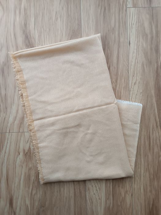 Beżowy dług szeroki szal z błyszczącą nitką OVS 70x180 cm ciepły beż