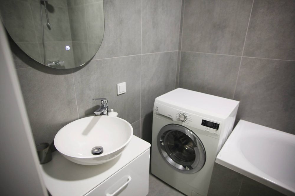 Озеро! Парк! Центр! 
Стильна двохстороння квартира біля озера