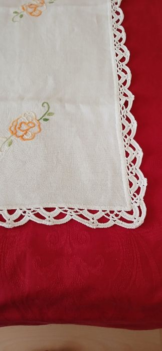 Naperon bordado e debruado a crochet