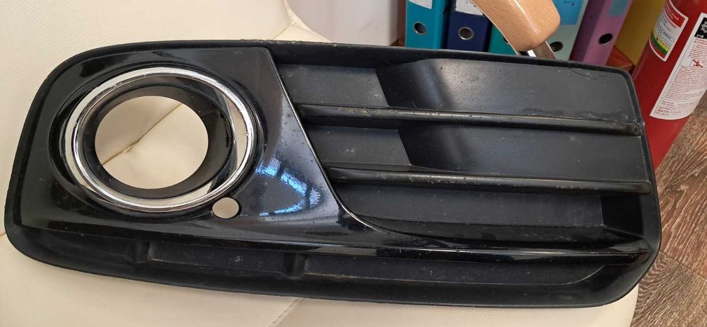 Продаю праву решітку противотуманної фари Audi Q5-ориг.к.з.8R0807682J