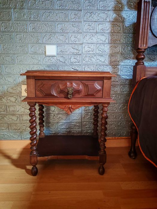 Cama de casal com colchão + mesa de cabeceira