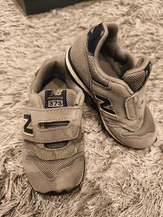 Sapatilhas New Balance cinzentos 23.5