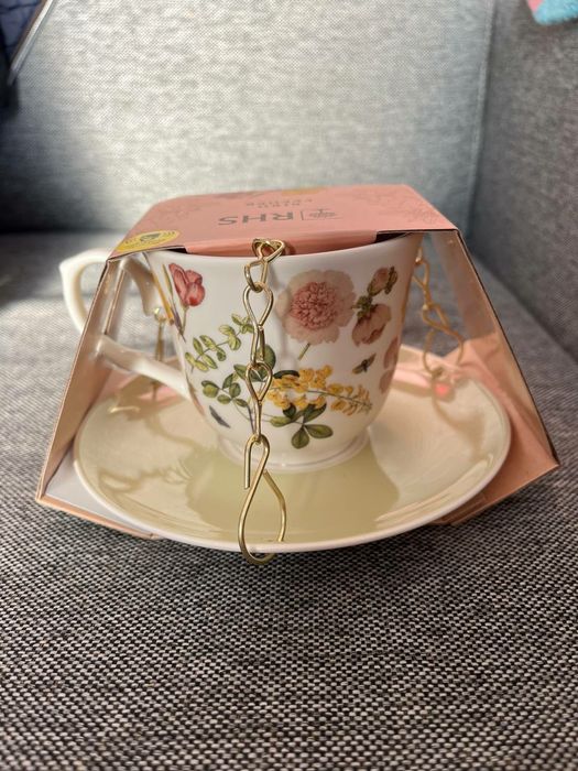 Кормушка для птиц в виде чашки с блюдцем новая