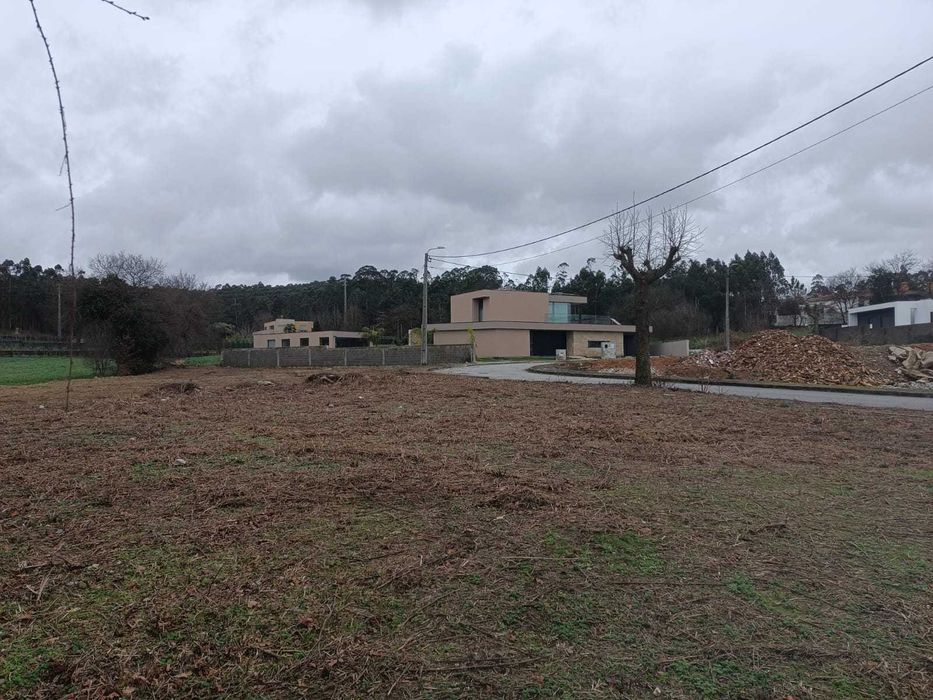 Terreno urbano p/ construção – 489 m² – 20m frente – plano – Fradelos