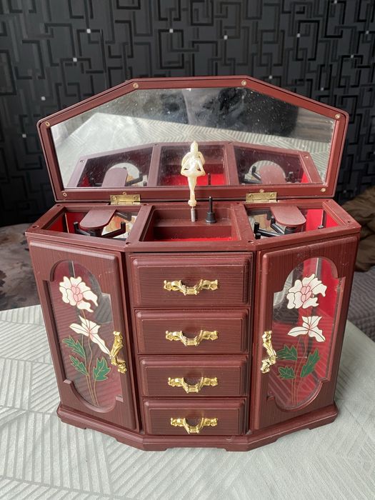 Музыкальная шкатулка.Комод. Витраж. . Ретро. Винтаж. Балерина.