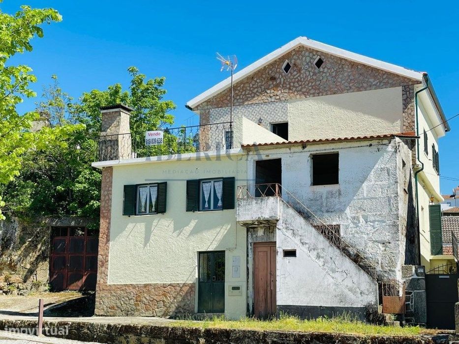 Moradia no centro de Sanfins do Douro, região do Alto Douro Vinhate...