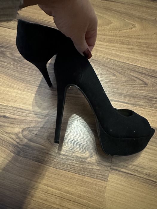 Czarne szpilki w rozmiarze 40 platforma