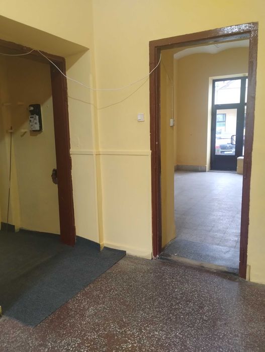 Do wynajęcia lokal handlowo-usługowy w rynku w  Krzeszowicach