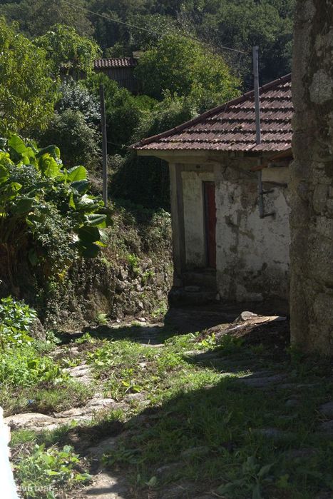 Moradia de Pedra com Terreno – Chamoim, Terras de Bouro