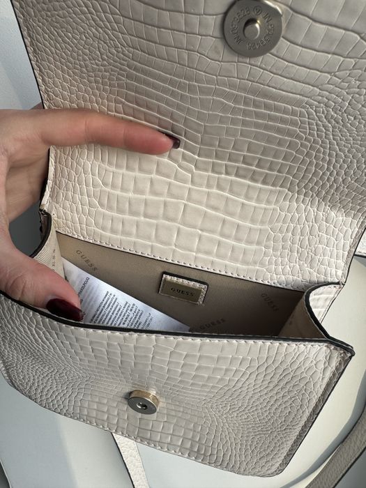 Сумка Guess молочного кольору.
