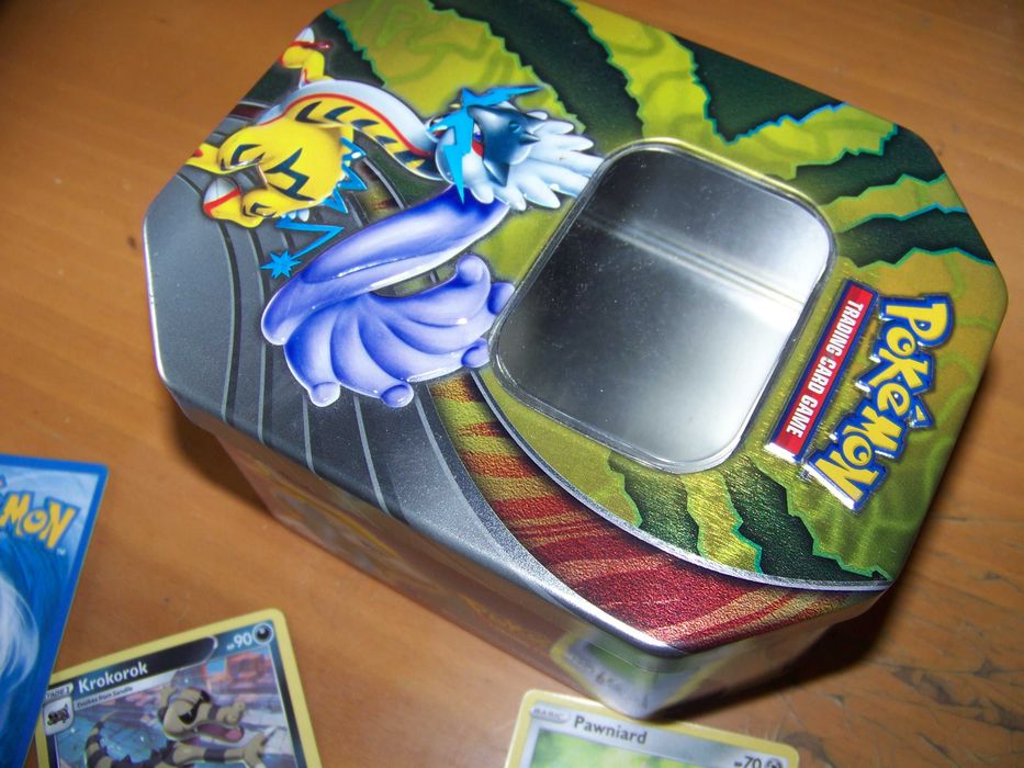 105 cartas POKÉMON + caixa metálica