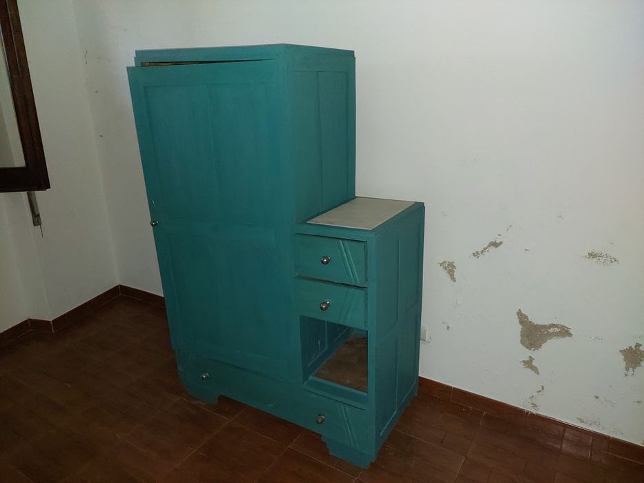 Móvel antigo com pedra mármore