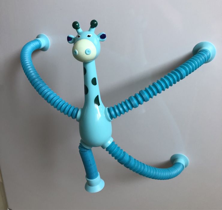 Girafa azul estica-encolhe