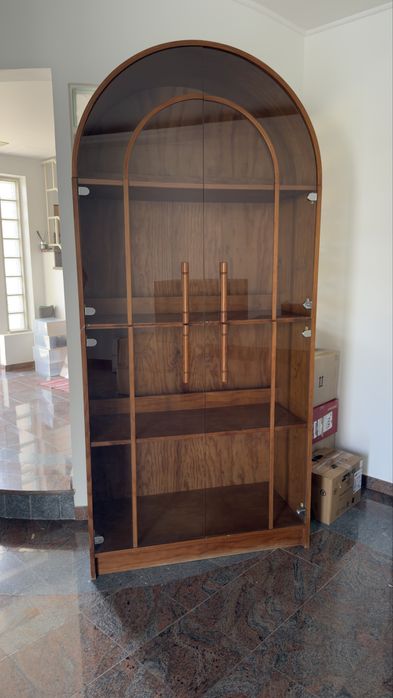 Vitrine em madeira com vidro