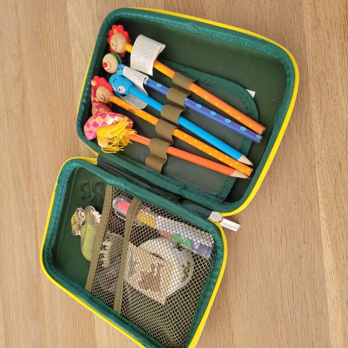 Piórnik z dinozauram 3d wypukłym i z gratisami w środku