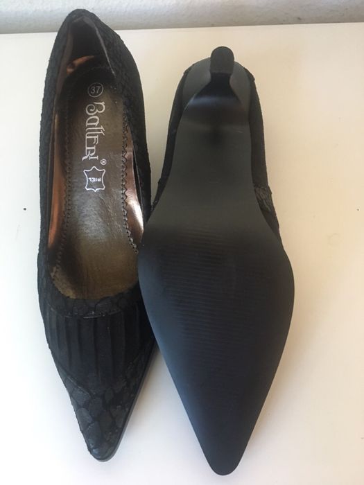 Sapatos Senhora de cor preta, de veludo, novos, nº 37