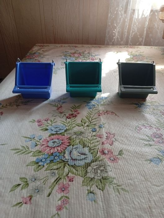 Кормушки для декоративных птиц.