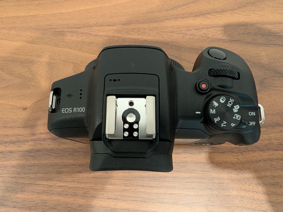CANON EOS R100 + Objetiva RF-S 18-45mm f4.5-6.3 IS STM - Nova com garantia
