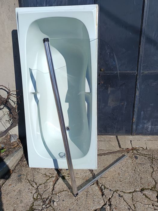 Banheira com torneira e resguardo